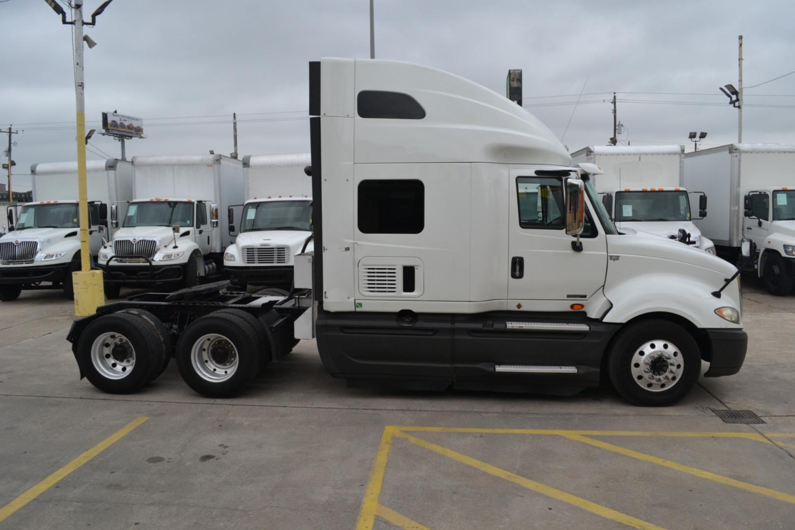 2016 WHITE /BLACK INTERNATIONAL PROSTAR+ with an CUMMINS ISX 15L 450HP engine, EATON FULLER 10SPD MANUAL transmission, located at 9172 North Fwy, Houston, TX, 77037, (713) 910-6868, 29.887470, -95.411903 - 76" RASIED ROOF SLEEPER, ELECTRIC APU, WB: 226", DOUBLE BUNK, 5TH WHEEL SLIDE, AIR RIDE, DUAL 95 GALLON FUEL TANKS, ENGINE BRAKE, MINI FRIDGE - Photo#3